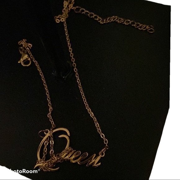 Gold tone customized  name Queen necklace - Picture 6 of 6